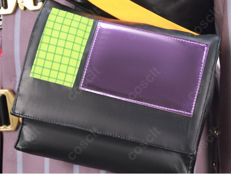 左腰のウエストポーチ装飾と固定ベルトのアップ