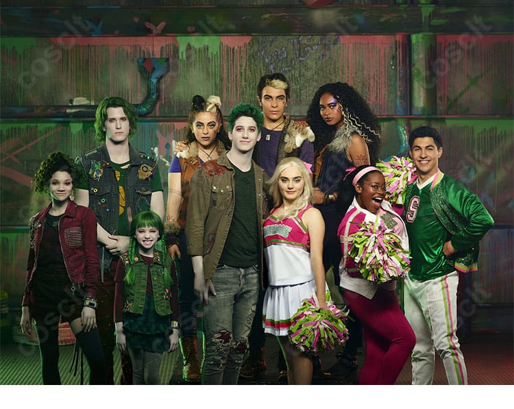 アディソン・ウェルズのチアリーダー衣装一式を着用イメージで示した画像。爽やかな配色と上品なシルエットが分かる。