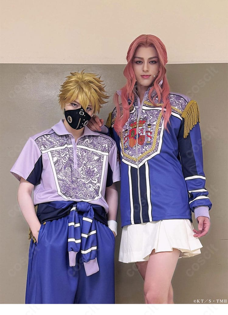 モデル着用の正面ディテール。コート前開き、シャツの収まり、リストバンドのフィット感を確認できる一枚。