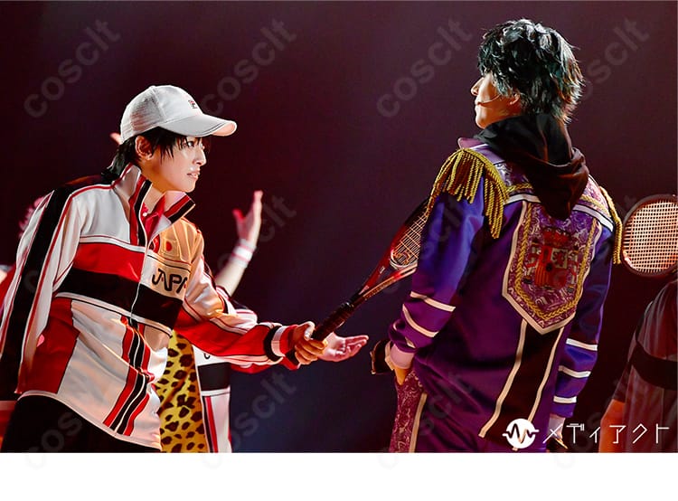 コート背面とショートパンツの丈感が分かる後ろ姿。背中のライン配置とシルエットの美しさを表現。