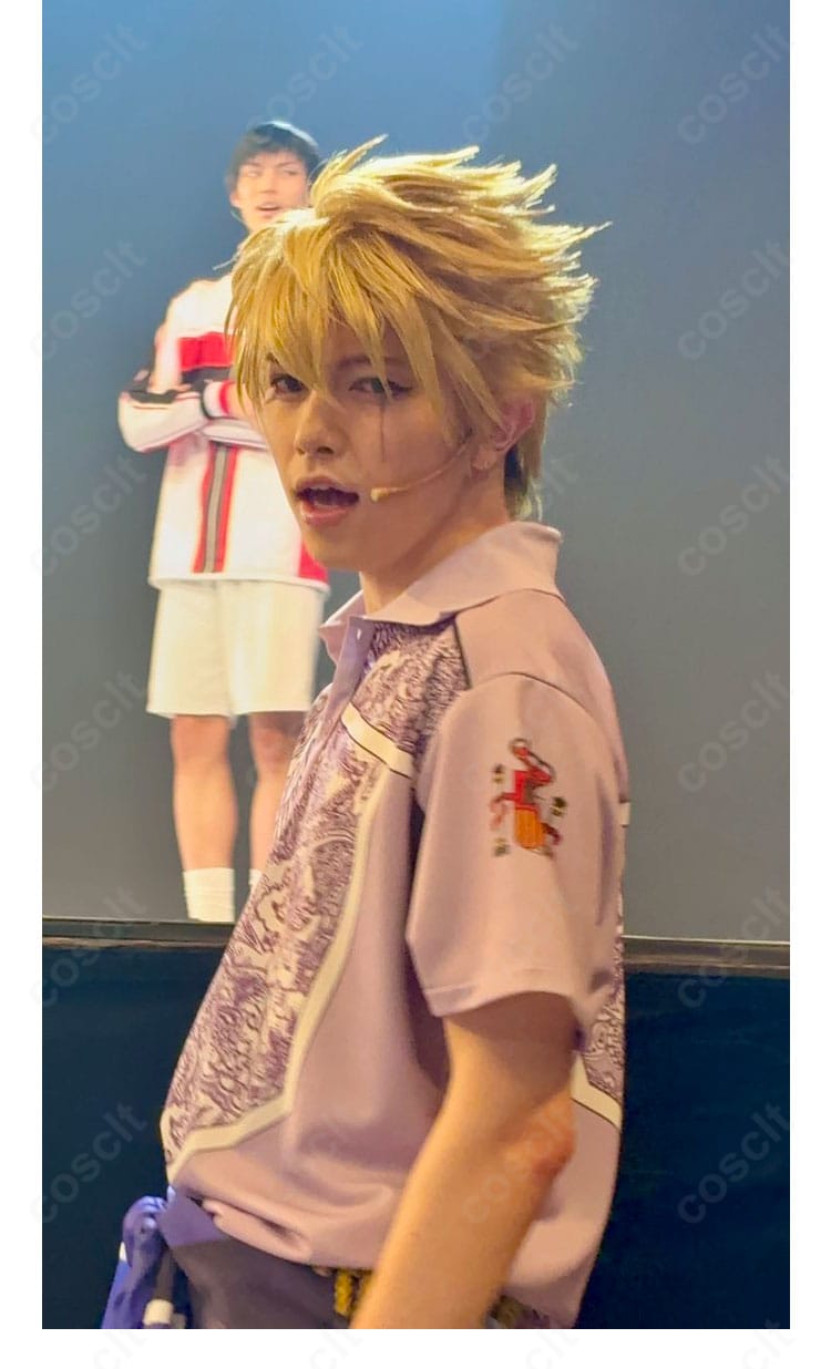 ユニフォームの袖口とライン配色のディテール。薄手生地の質感とステッチの整いが分かる接写。