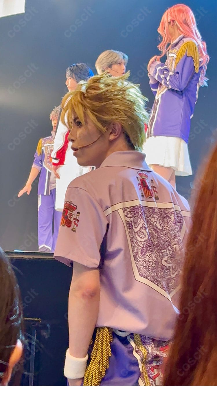 肩から袖にかけての切替と装飾ラインのアップ。舞台映えするコントラストと縫製の丁寧さを強調。