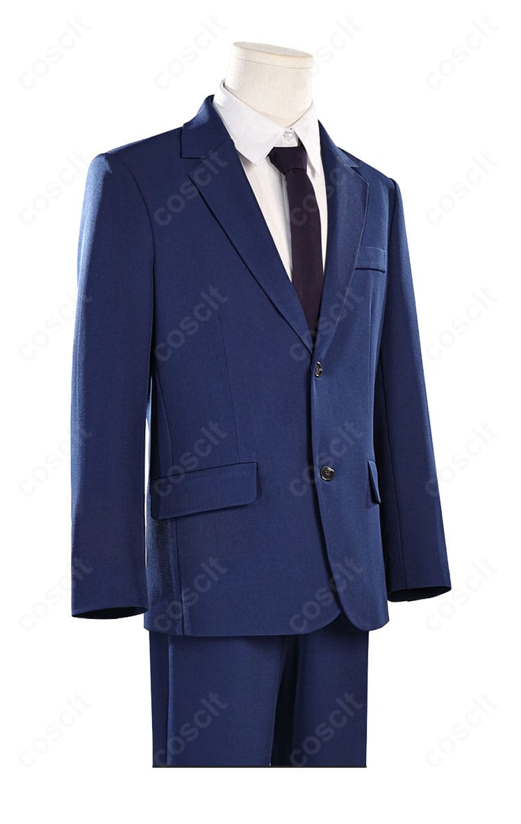 二藤宏嵩 スーツ衣装の側面。肩線とパンツシルエット、ハリ感のある生地を確認できるアングル