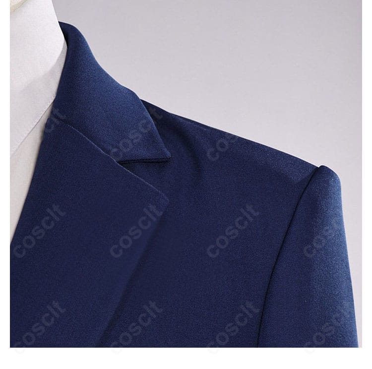 二藤宏嵩 スーツ衣装の肩周りディテール。肩線のパターンと縫製、生地のハリ感を強調