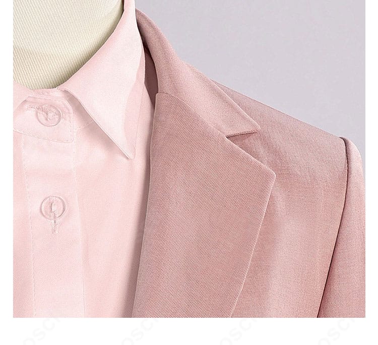 ジャケット襟周りのディテール画像。ラペルの形状とピンクの発色が分かる近接カット
