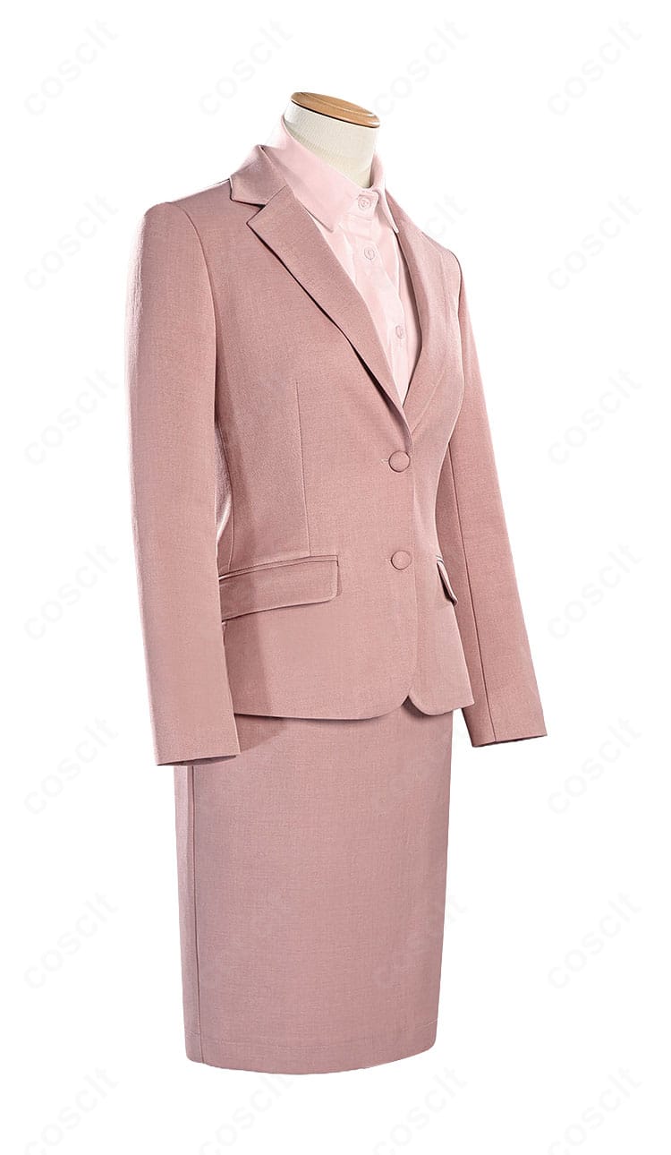 桃瀬成海ピンクスーツの側面画像。ハリ感のある生地とスカートラインの落ち感を強調