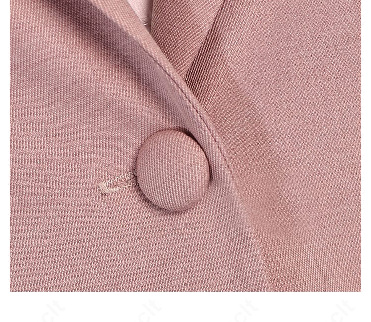 前立てとボタンのディテール画像。留め具の配置と質感が分かる近接カット