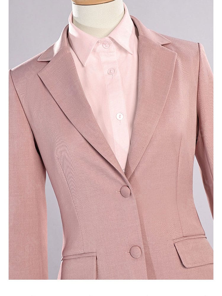 シャツ襟元の装飾ディテール画像。首回りの収まりと縫製の整いをクローズアップ