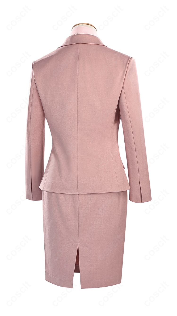 桃瀬成海ピンクスーツの背面画像。ジャケットのラインとスカート丈のバランスを確認できる