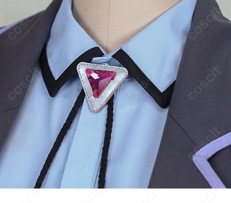 襟周りの意匠とネックライン装飾。胸元のバランスが分かる接写