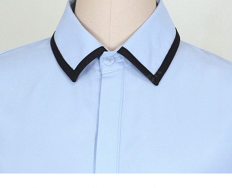 シャツ襟元ディテール。清潔感のある首周りの仕上げ