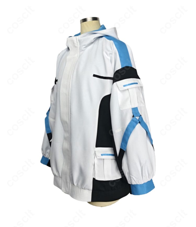 飛鳥馬トキ 臨戦コスプレ衣装の側面。レッグポーチの固定位置とコートの落ち感、ラインのシャープさを強調した角度