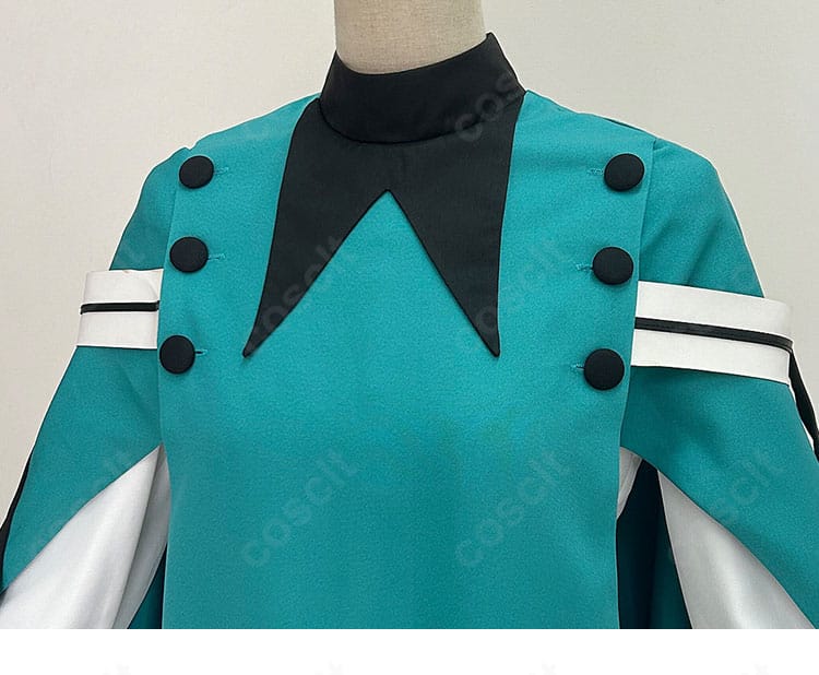 襟元の装飾配置とステッチワークが分かるクローズアップ