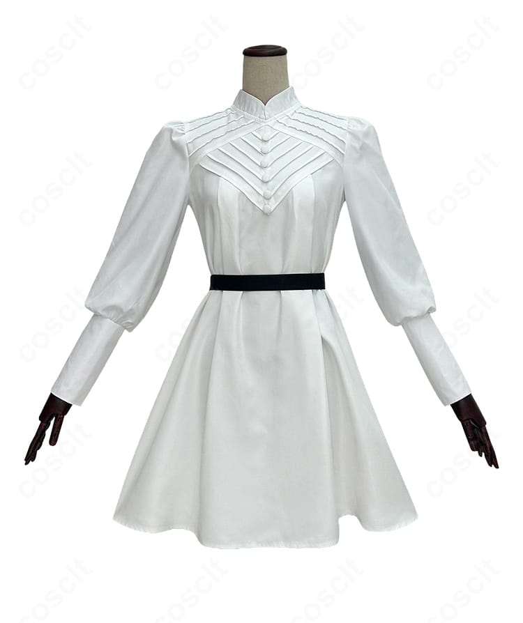 スカート裾の装飾と生地のハリ感を示すディテール接写