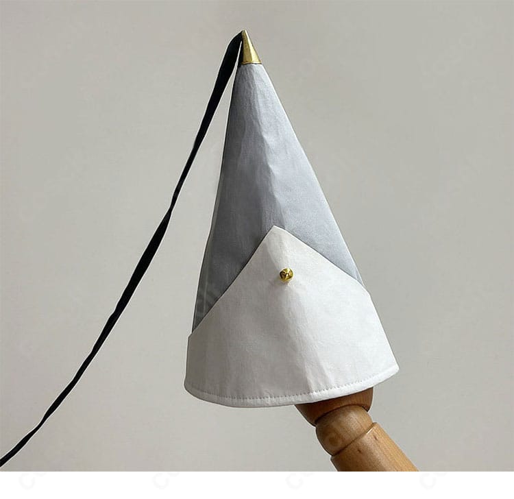 尖り帽子の装飾ディテール。縁の形状とフォルム保持の仕立てを示すクローズアップ。