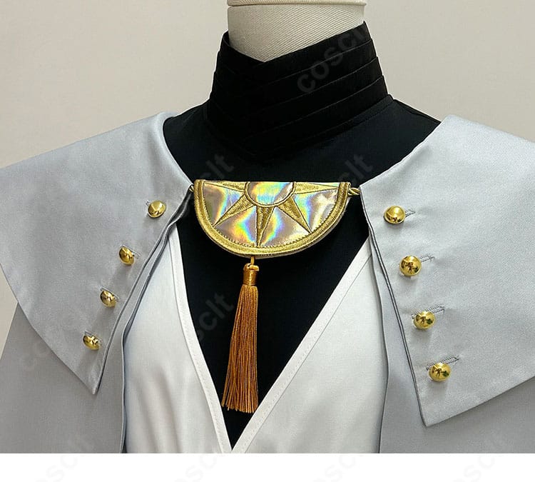 キーフリー衣装の衣襟と胸飾りのディテール。縫製ラインとフリンジ装飾の質感が伝わる接写。