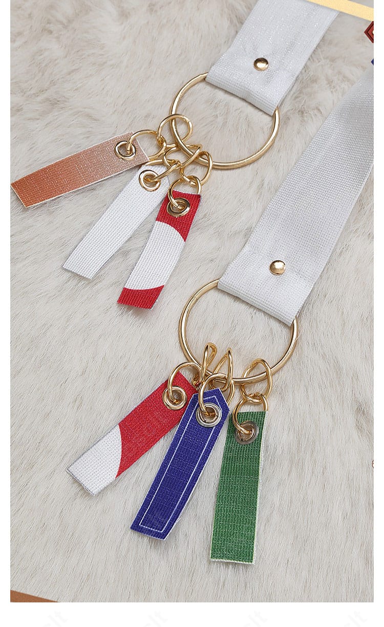 コートに付くチャーム・ベルトなどの掛け飾りディテール