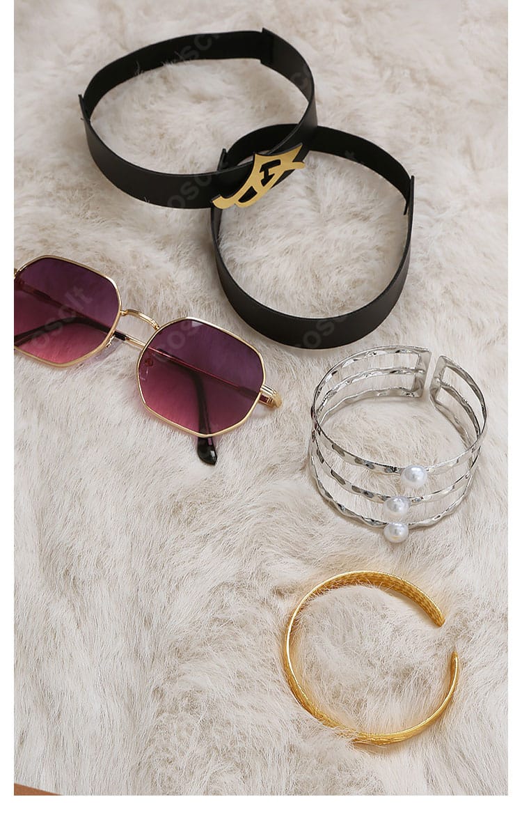 ネクタイ・チョーカー・ブレスレットなど付属アクセの詳細