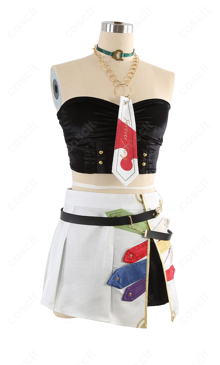 インナーとショートパンツの重ね着ディテールと装飾パーツ