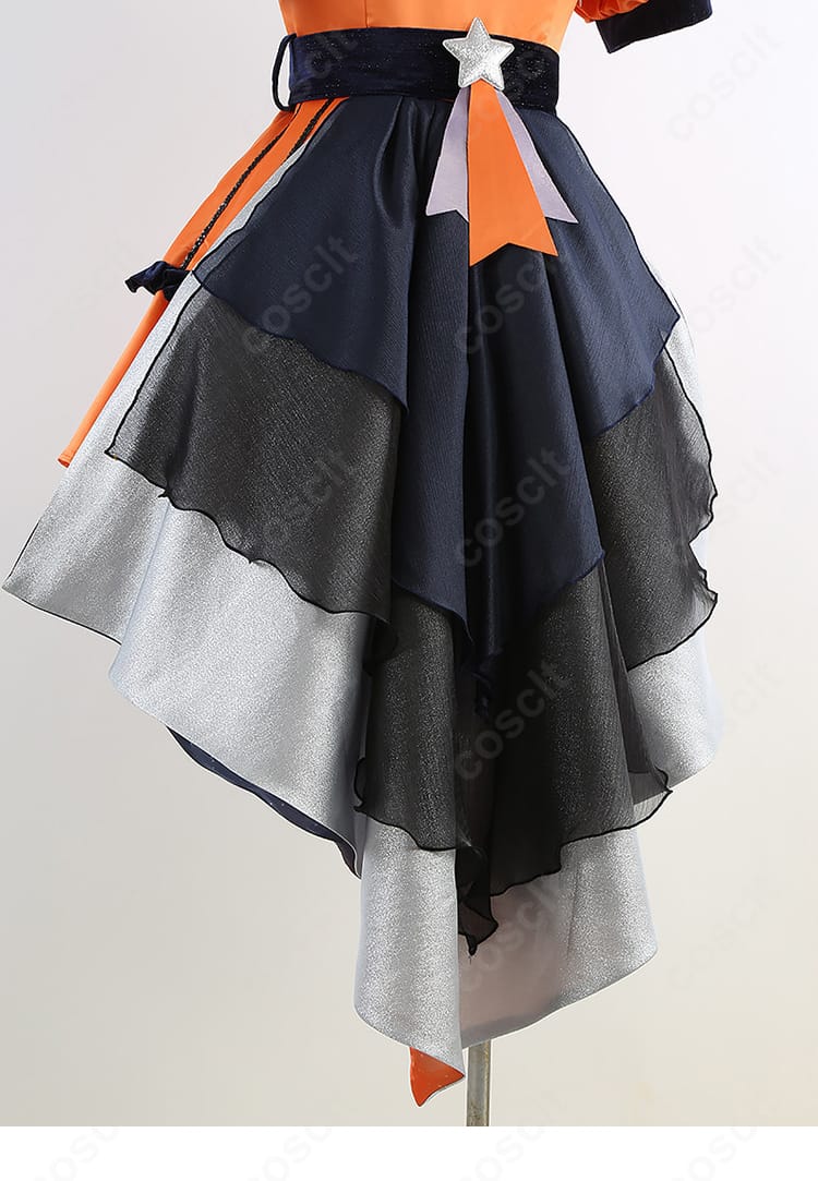 スカート背面の装飾ディテール写真（フレアの出方と装飾配置）