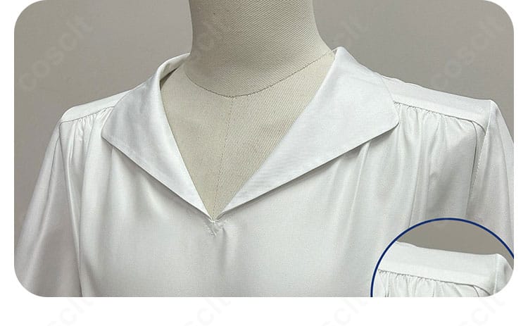 オルーギオ コスプレ衣装の襟元装飾の細部。インナーとマントの重なりを確認できるデザイン