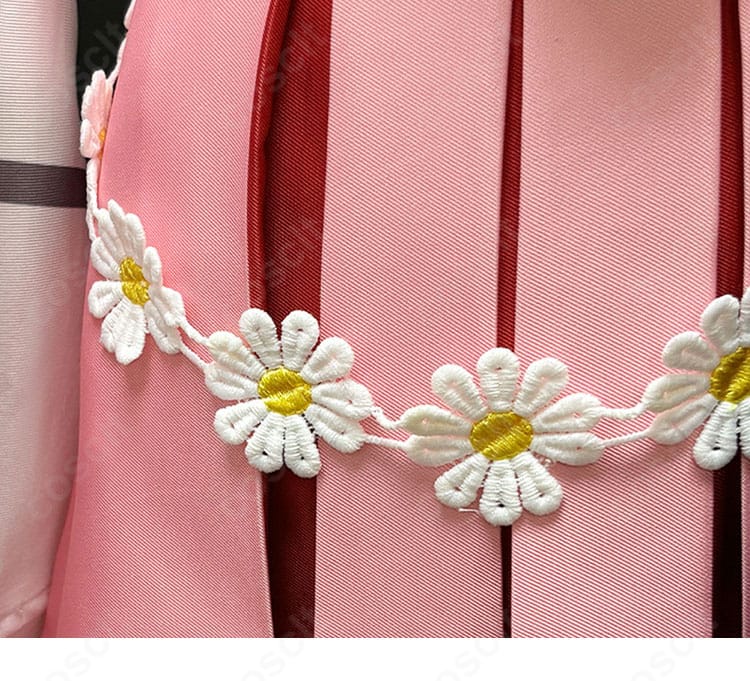 花葉雛菊コスプレ衣装の腰まわりに付属する花飾りとチェーン風装飾のディテール