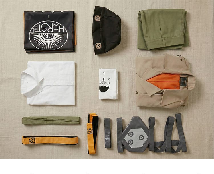 セット内容一式の平置き画像。コート、シャツ、スカート、帽子、マフラー、ニーパッド、靴下、帯を表示
