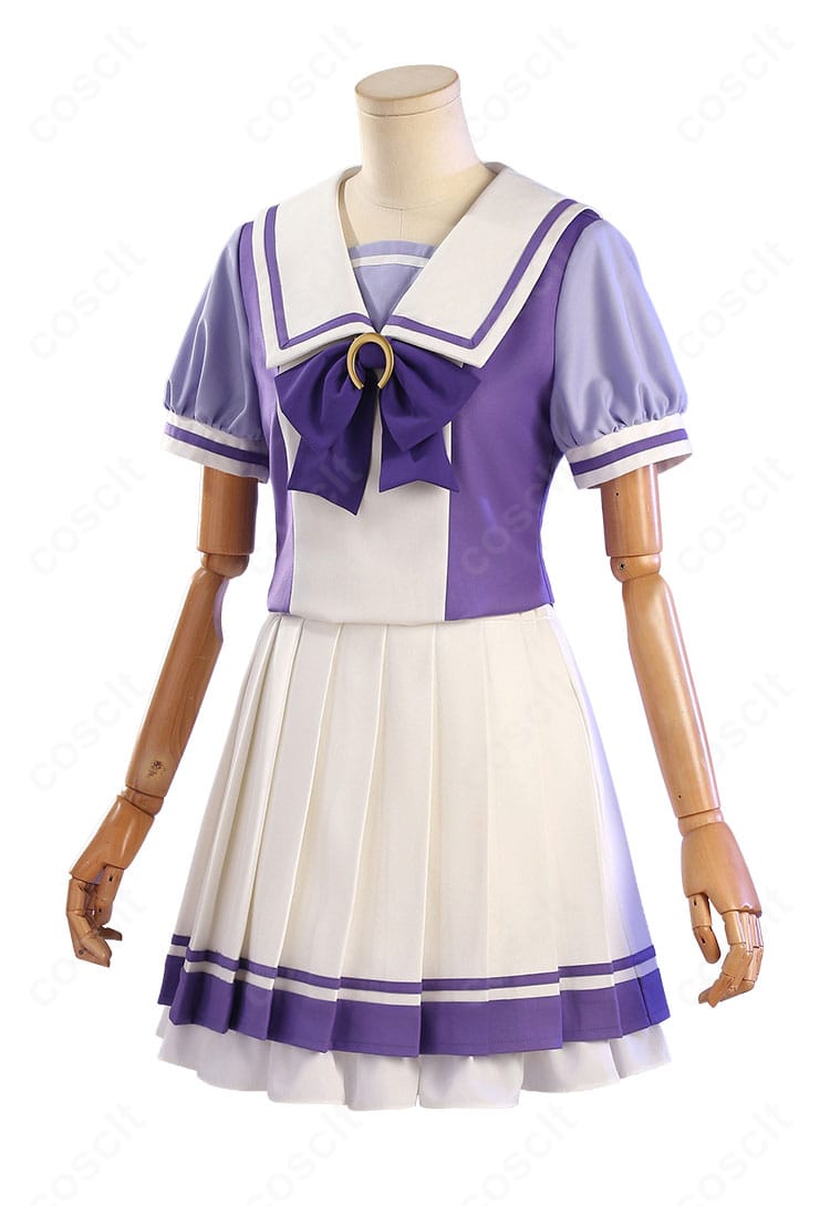 トレセン学園・夏服の側面シルエットとプリーツの落ち感を示す写真
