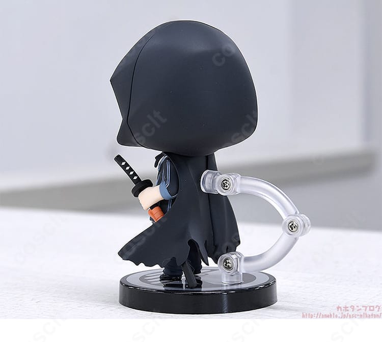 山姥切国広 黒装束コスプレ衣装の背面ビュー。フードマントのドレープと防具の配置、シルエットを確認できる画像。