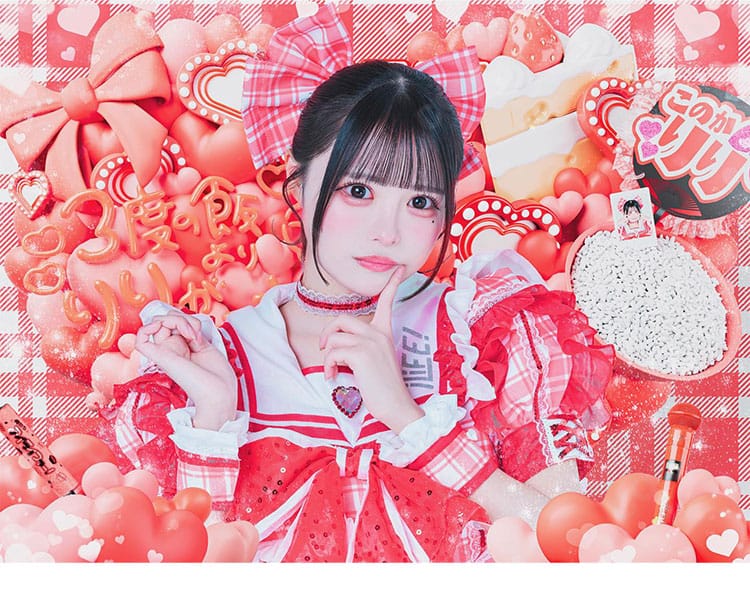 心花りり 赤チェック新アー写コスプレの衣襟装飾ディテールと胸元リボンの近接写真