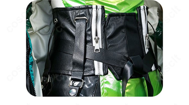 ウエストベルト装飾の接写。金具とバックルの造形が際立つ