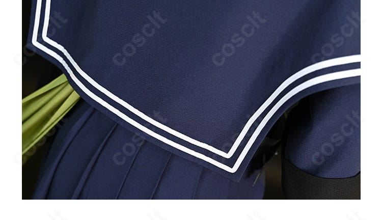 披肩風ケープ装飾と留め具のアップ（固定方法の見やすい角度）