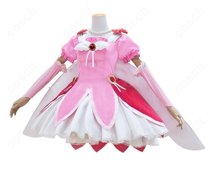 桜あかり コスプレ衣装の側面。マントの落ち感とウエストラインのバランスを強調。