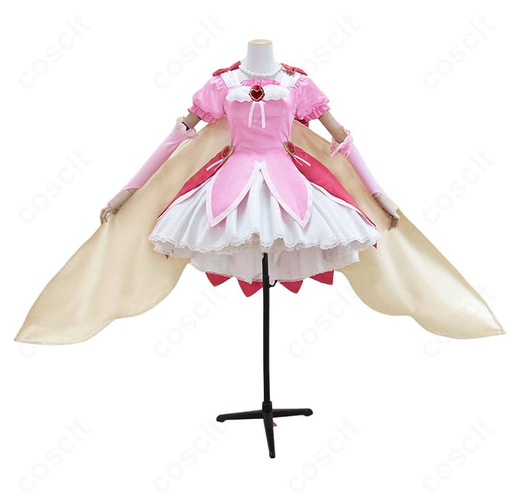 桜あかり コスプレ衣装の正面全景。ワンピースのシルエットと胸元の羽飾りを確認。