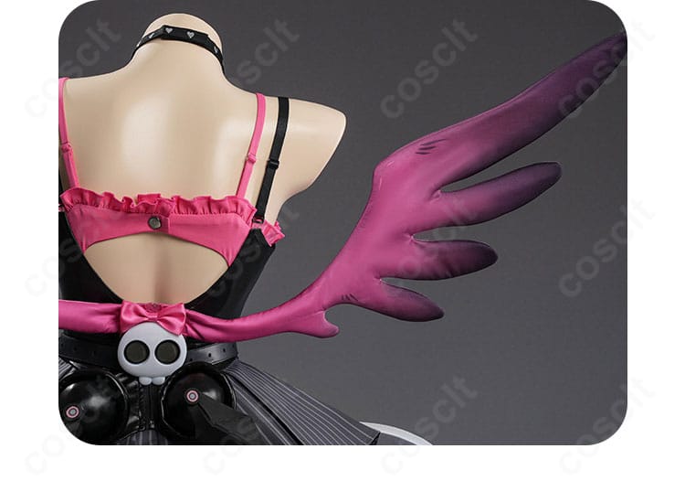 背面ウィング装飾の近接写真。メカアームと羽根パーツの立体感、取り付け角度の再現性を示す。