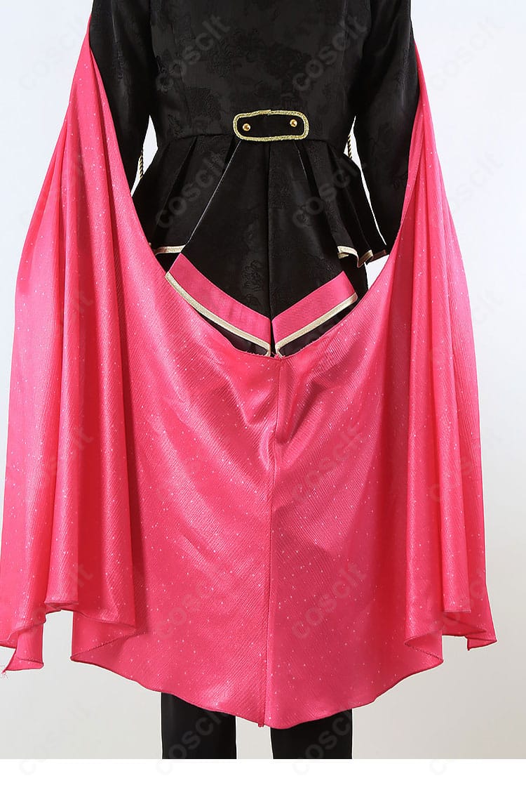 背面装飾のクローズアップ。背中側のチェーン・タッセルの配置と固定方法の仕上がりを示す。