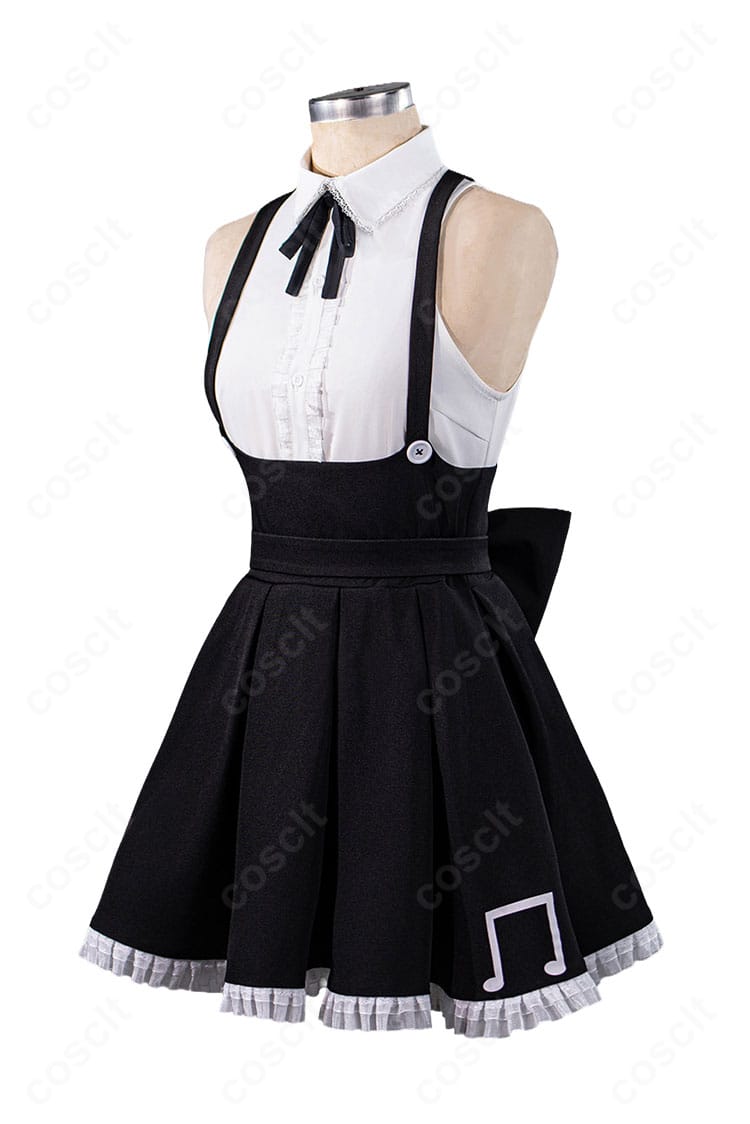 初音ミク ゴシックVer. コスプレ衣装の側面。サスペンダーのラインとスカートのフレア量、フィット感のバランスを確認できる画像。