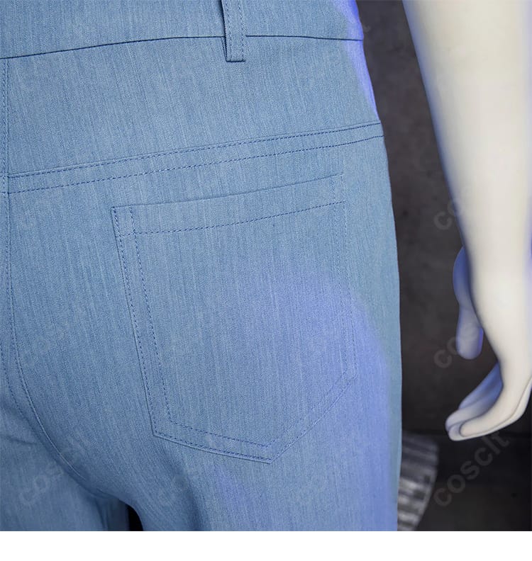 パンツ背面ポケットのディテール。実用性のある玉縁仕様で小物も収納可能。