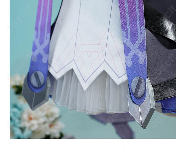 ウエスト帯・衣帯の装飾詳細。結び位置と金具の処理、カラーコントラストを明瞭に表示。