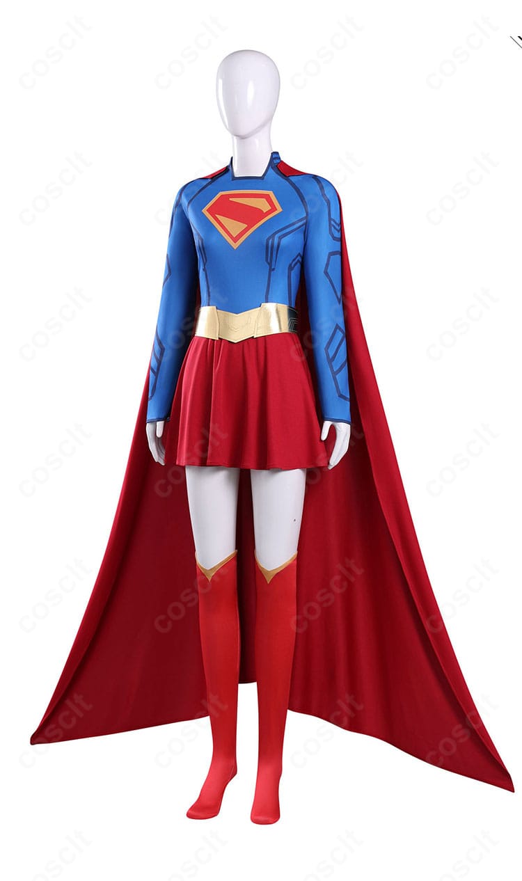 スーパーガール コスプレ衣装の側面。ケープの落ち感とワンピースのシルエット、ソックスのバランスが分かる角度。