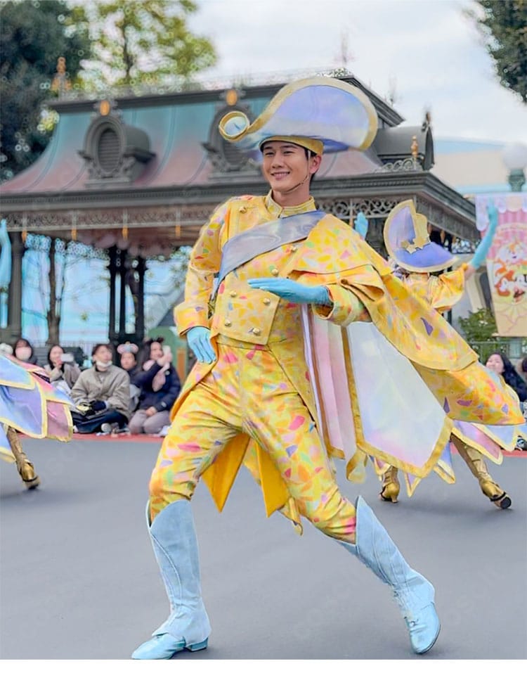 モデルが着用した正面全身。東京ディズニーランド「ディズニー・ハーモニー・イン・カラー」ダンサーの高コントラスト配色とハリ感あるシルエットが分かるコスプレ衣装。