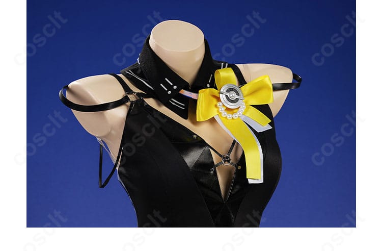 『鳴潮』ルシラー コスプレ衣装の胸飾りディテール、白×ブルー配色のアクセント