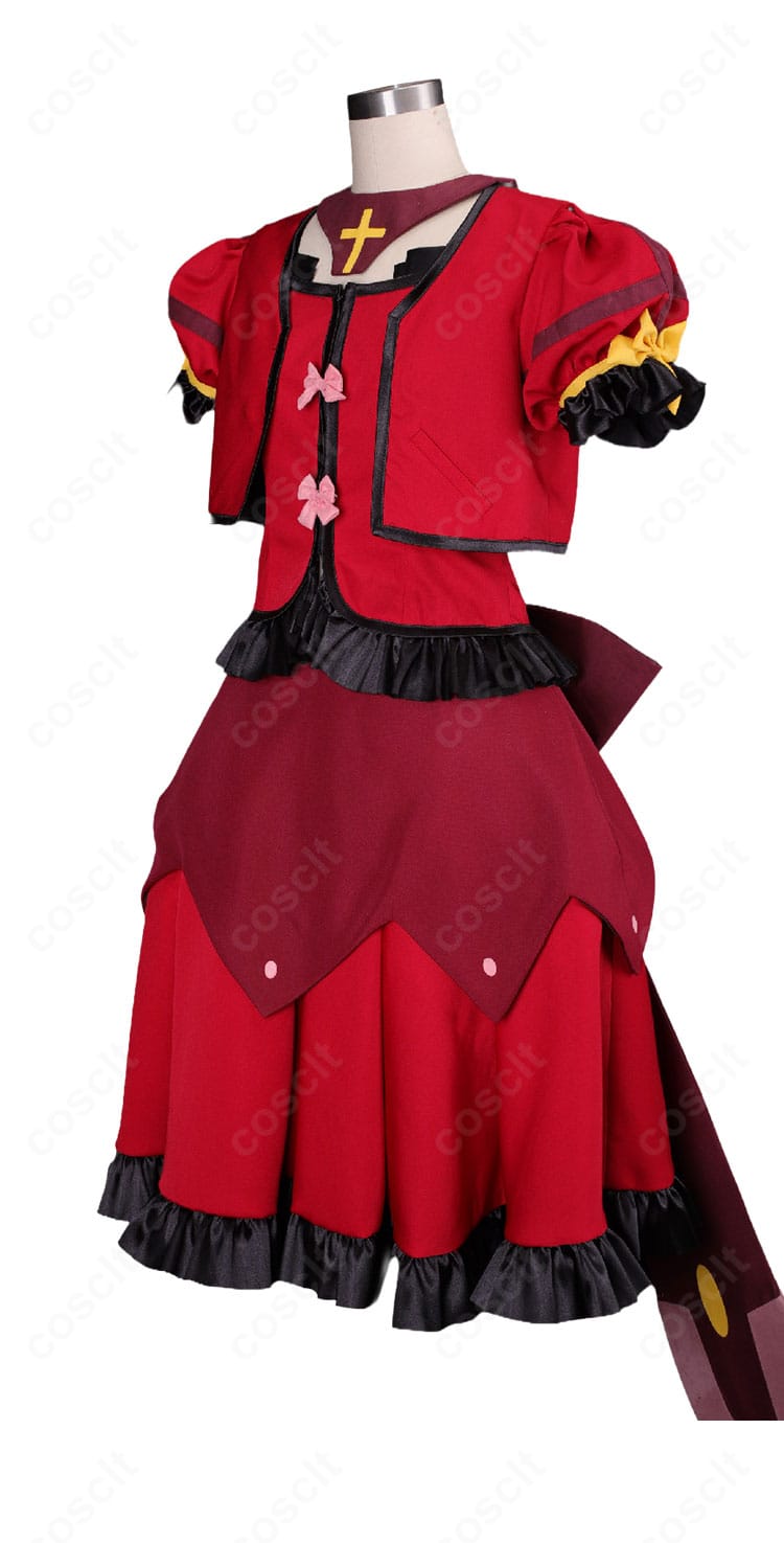 ヴィータ騎士服ver.コスプレ衣装の側面。ジャケットのシルエットとスカートの広がりを確認できる画像