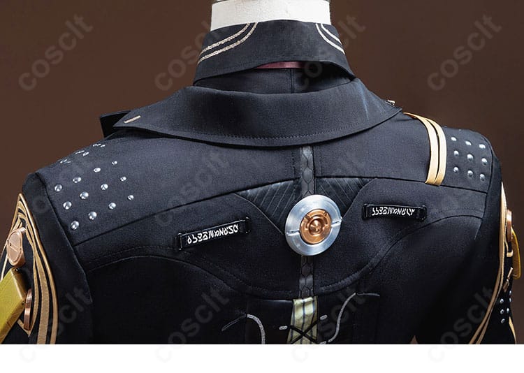 『鳴潮』漂泊者(男性)コスプレ衣装の背肩装飾ディテール。背面上部のデザインを拡大した画像