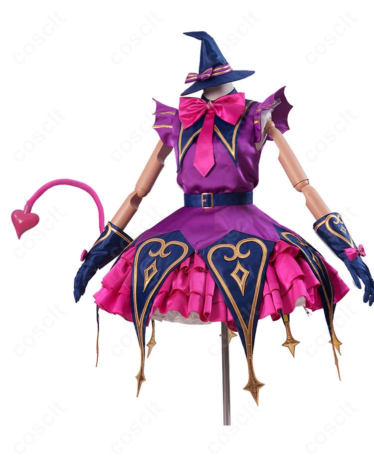 黒須あろまの悪魔風ステージ衣装を側面から見た画像。スカートのシルエットとベルト装飾を確認できる画像