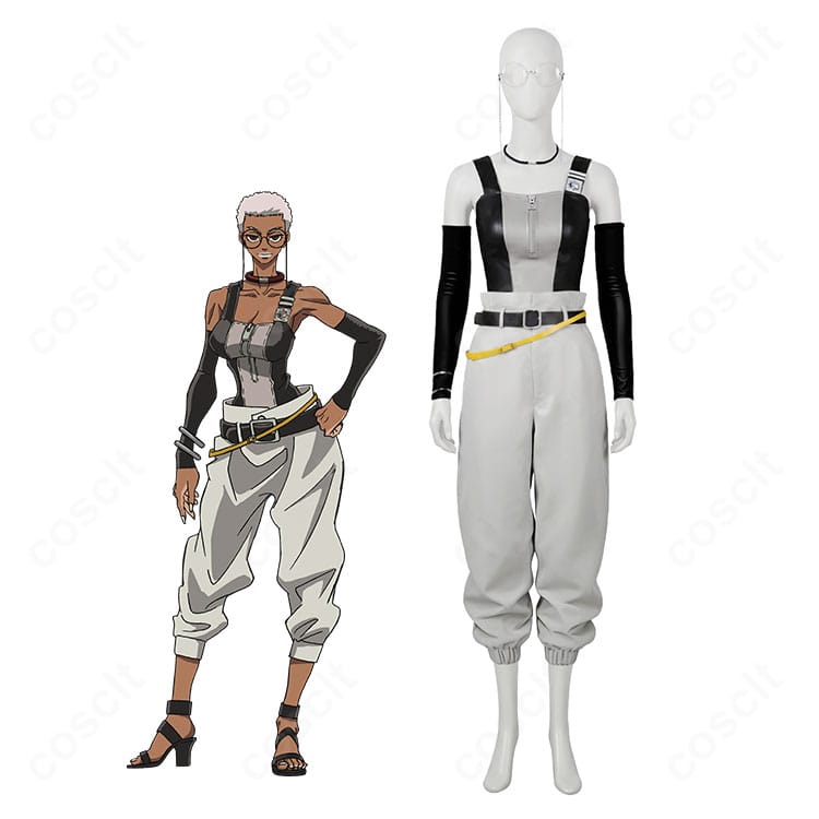 『ガチアクタ』セミュ・グライアのコスプレ衣装を着用した全身イメージ。モノトーンのトップスとパンツ、メガネ、アームカバーを合わせたスタイル