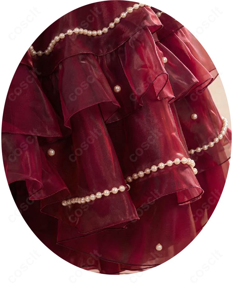 深紅のフリルドレスを華やかに見せるスカート裾の装飾ディテール