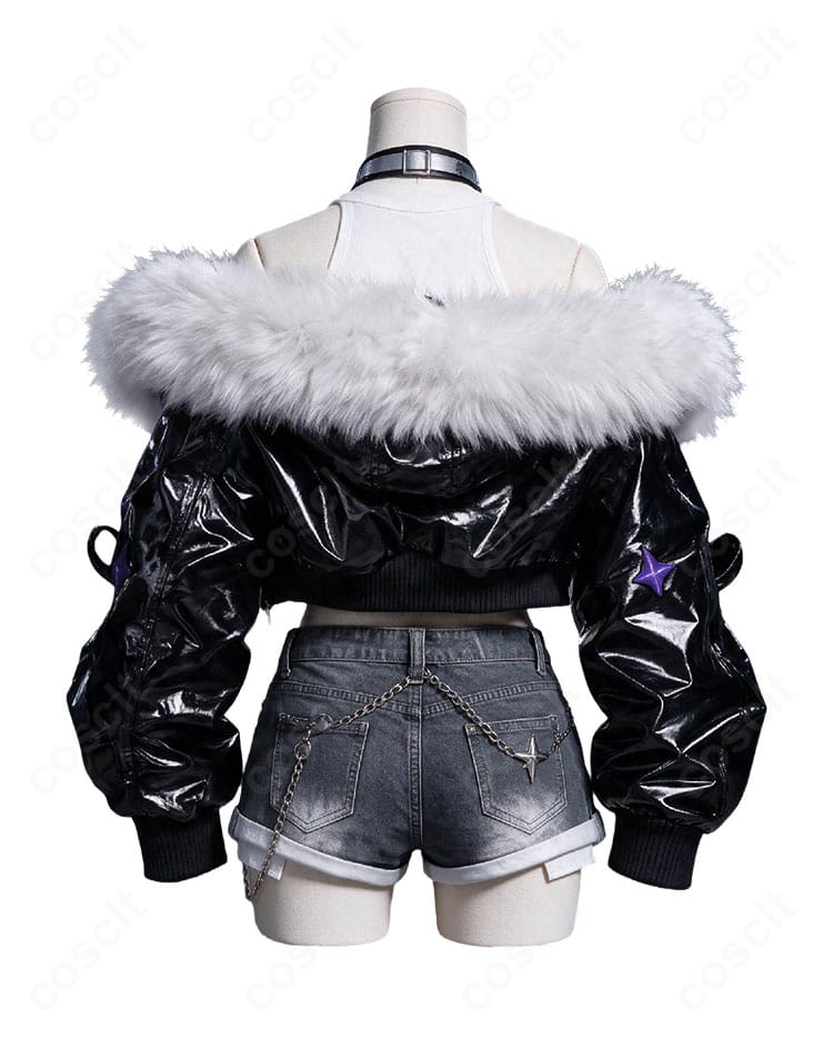 ファー風襟付きジャケットとショートパンツを組み合わせたコスプレ衣装の背面