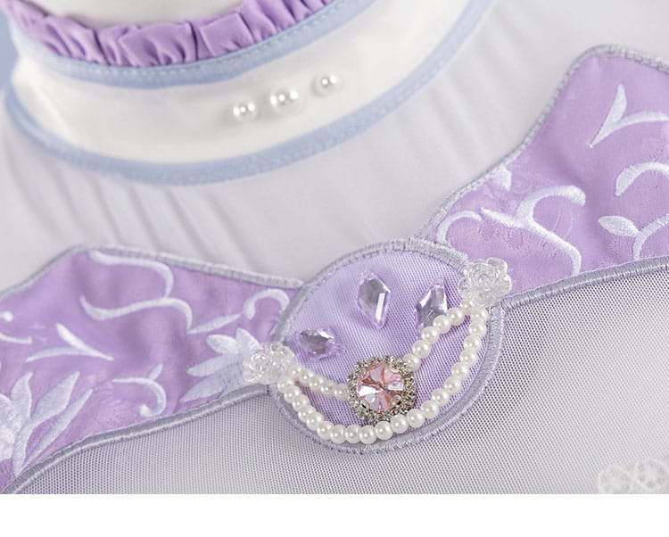 エミリアのウェディングドレスに施された華やかな服飾ディテール
