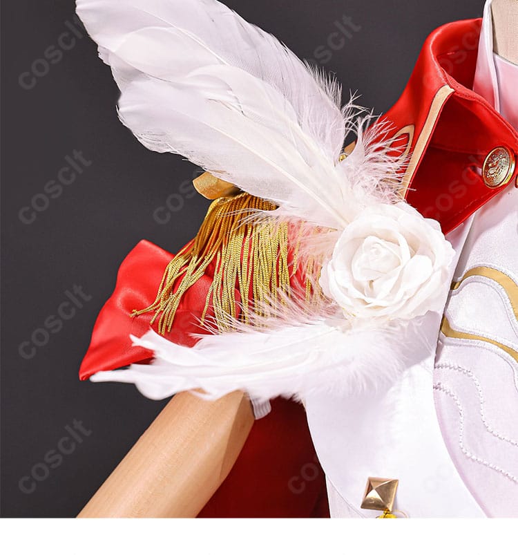 姫子衣装を華やかに見せる羽根と花飾りのクローズアップ